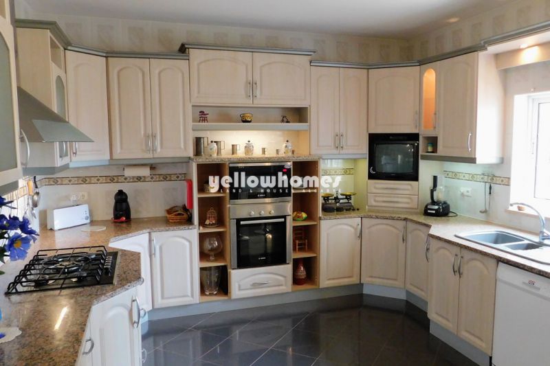 Espaçosa moradia V4 com piscina perto de Vilamoura e comodidades